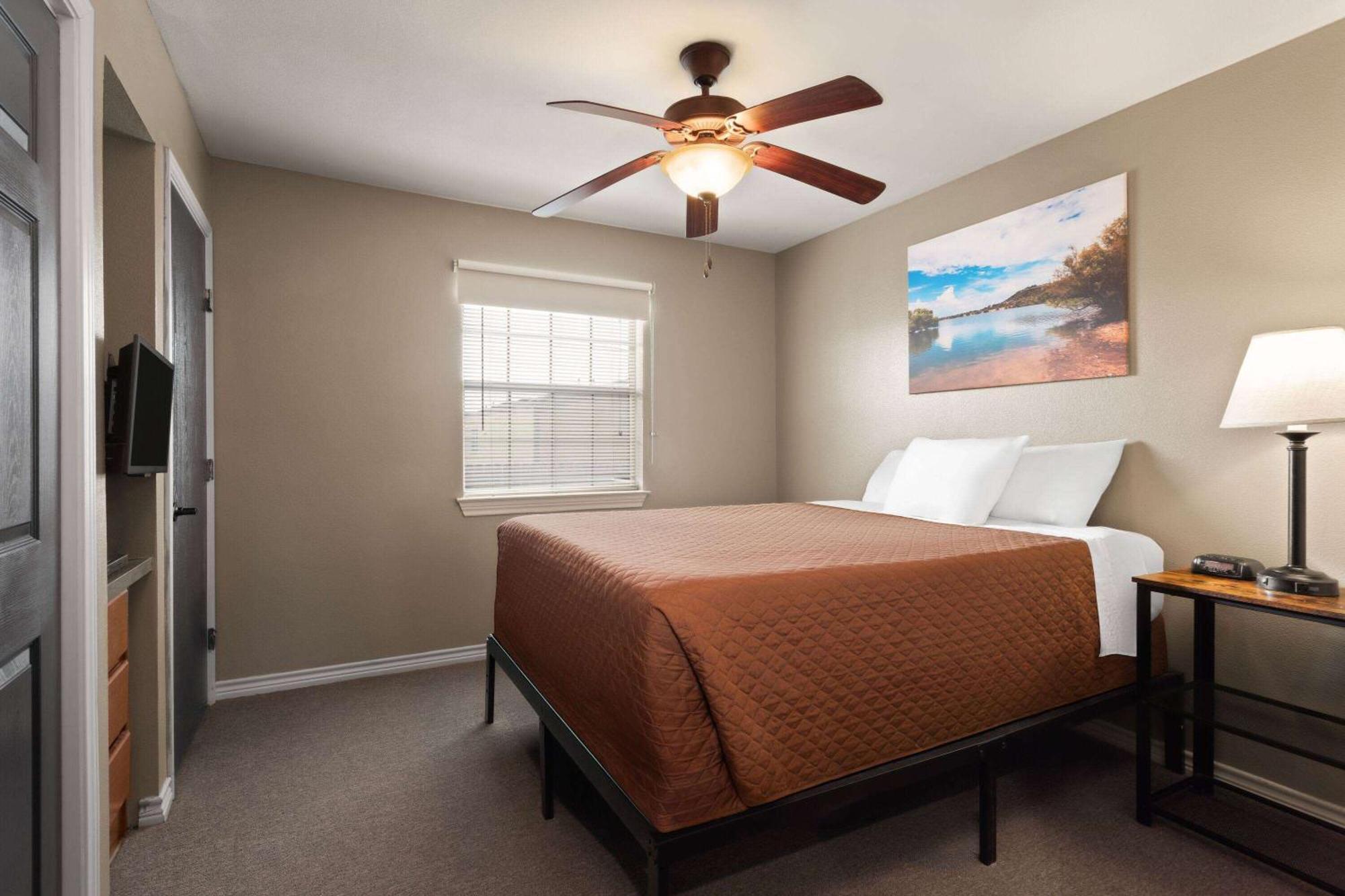 Eagle'S Den Suites Cotulla A Travelodge By Wyndham Buitenkant foto
