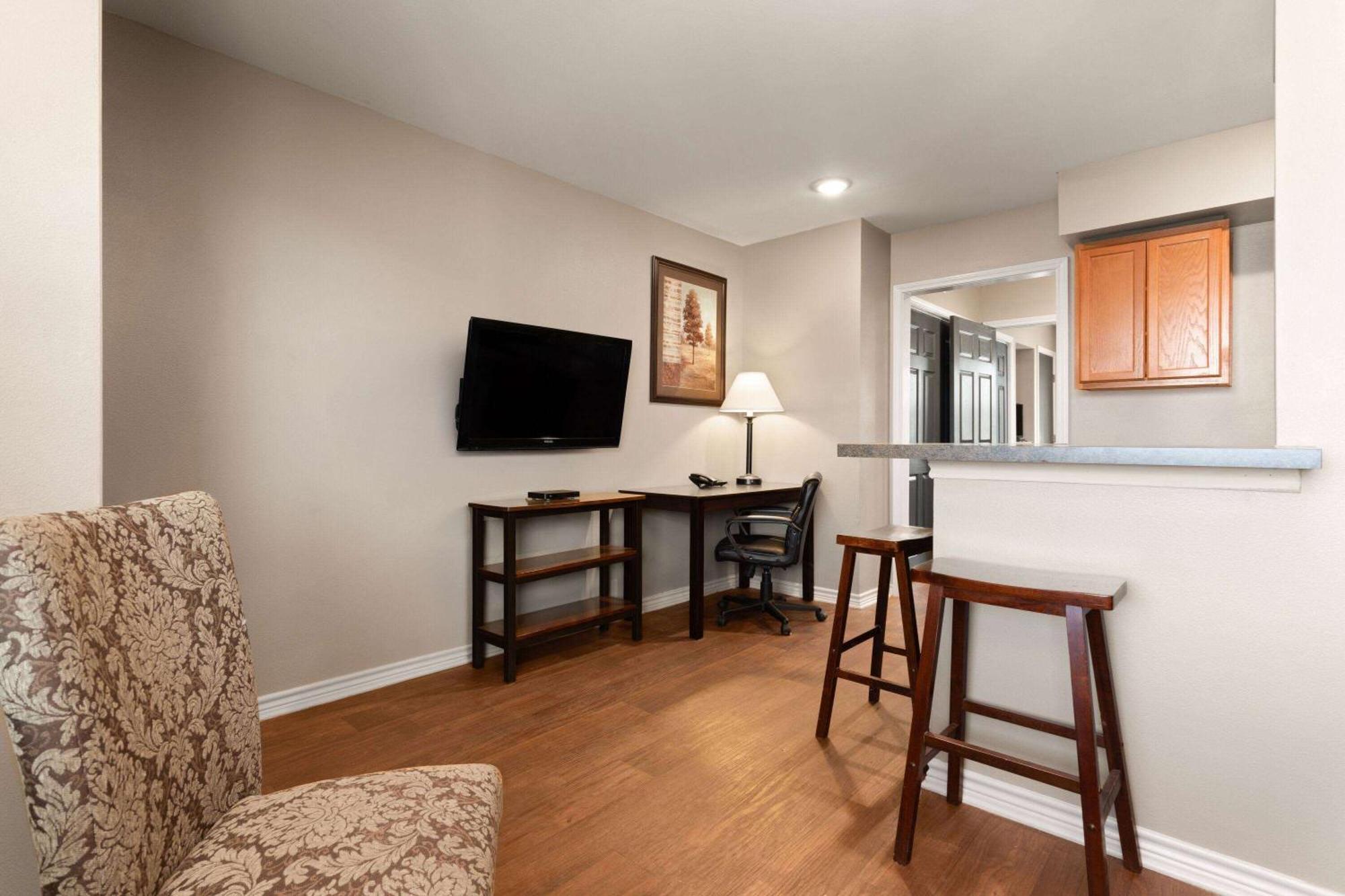 Eagle'S Den Suites Cotulla A Travelodge By Wyndham Buitenkant foto