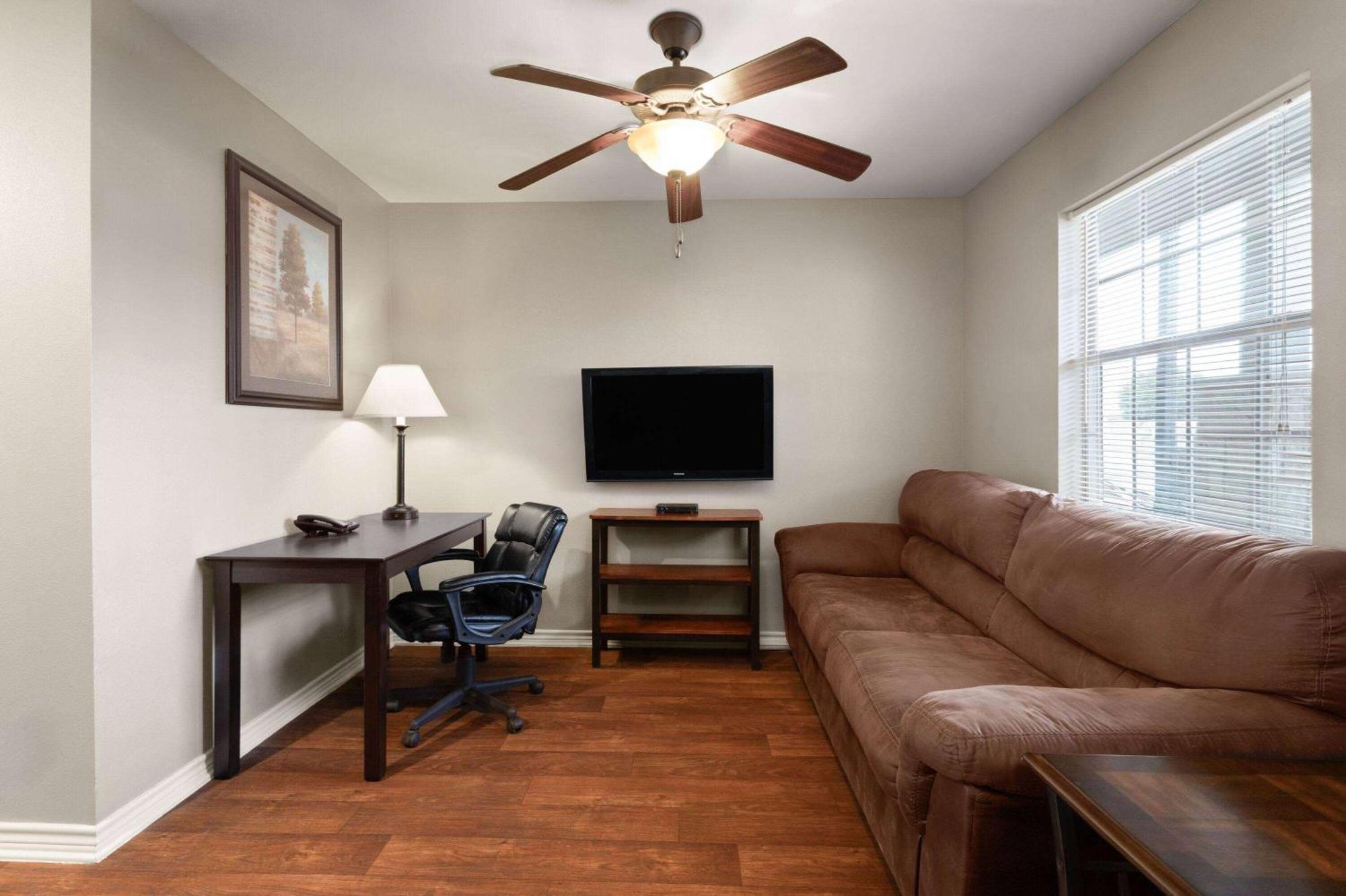 Eagle'S Den Suites Cotulla A Travelodge By Wyndham Buitenkant foto
