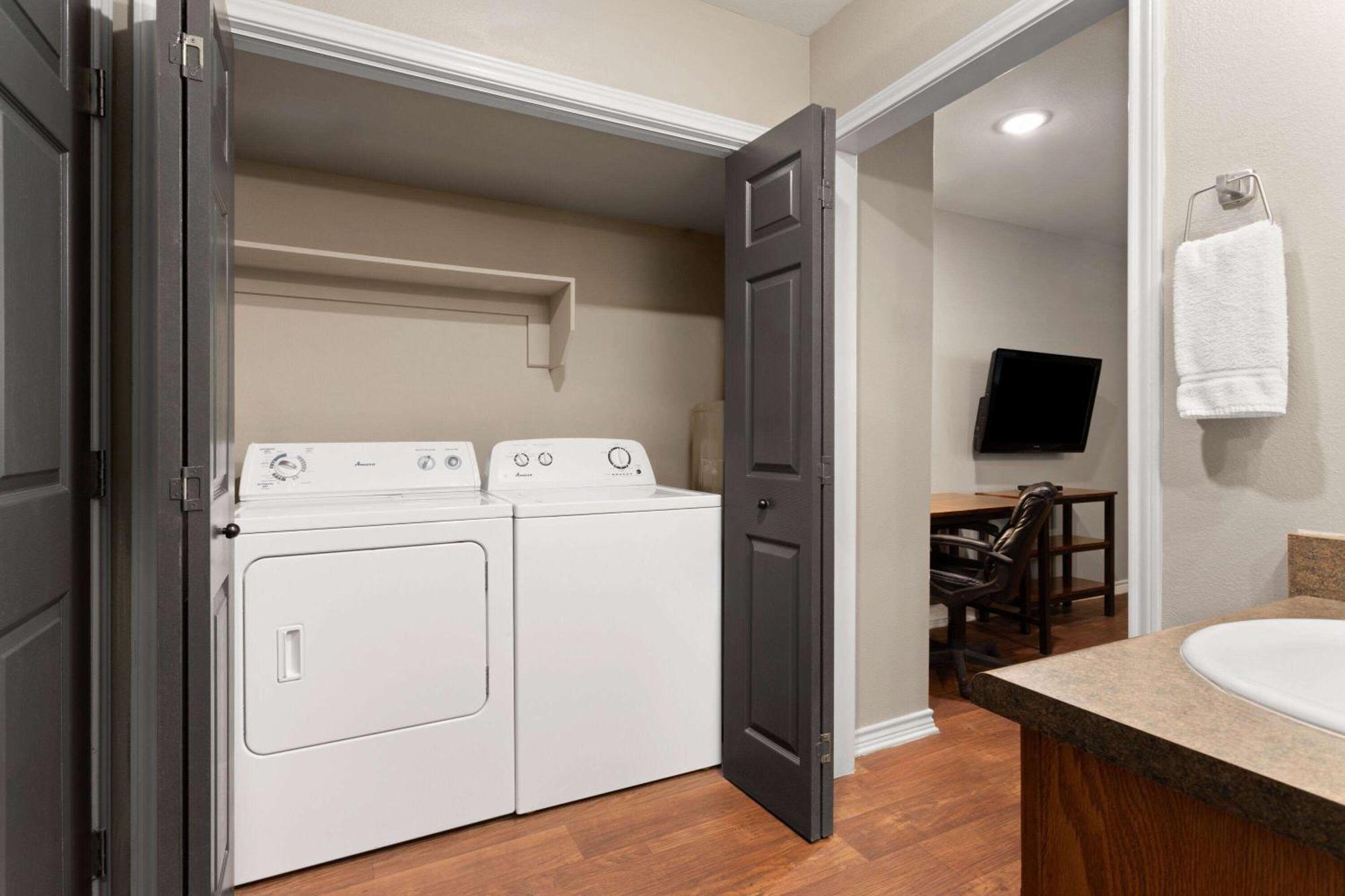 Eagle'S Den Suites Cotulla A Travelodge By Wyndham Buitenkant foto