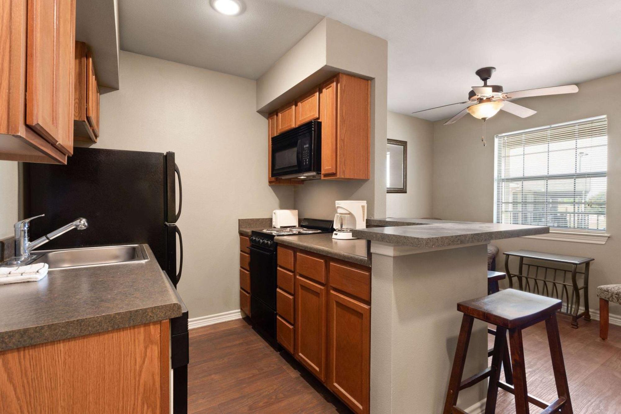 Eagle'S Den Suites Cotulla A Travelodge By Wyndham Buitenkant foto