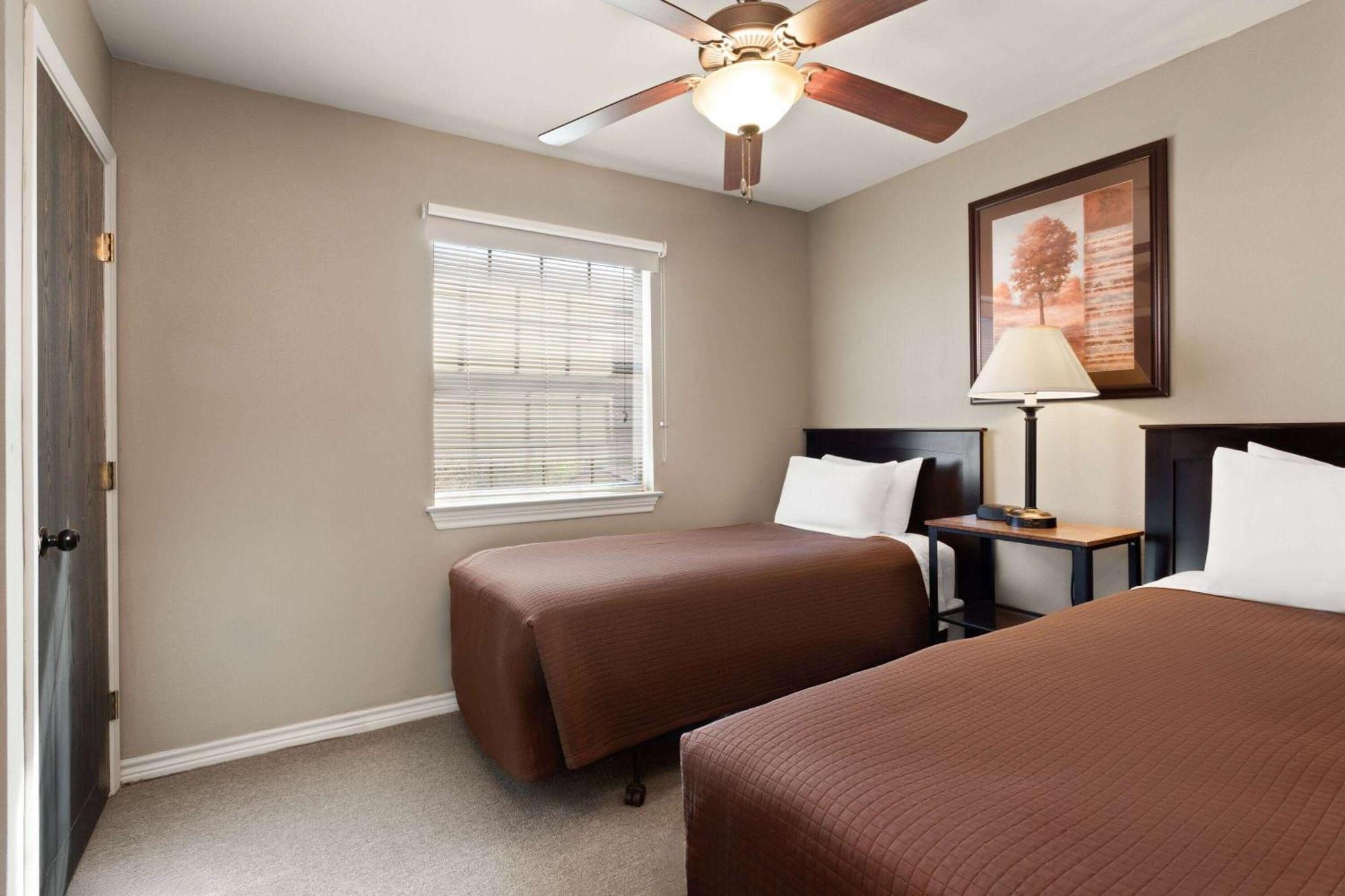 Eagle'S Den Suites Cotulla A Travelodge By Wyndham Buitenkant foto