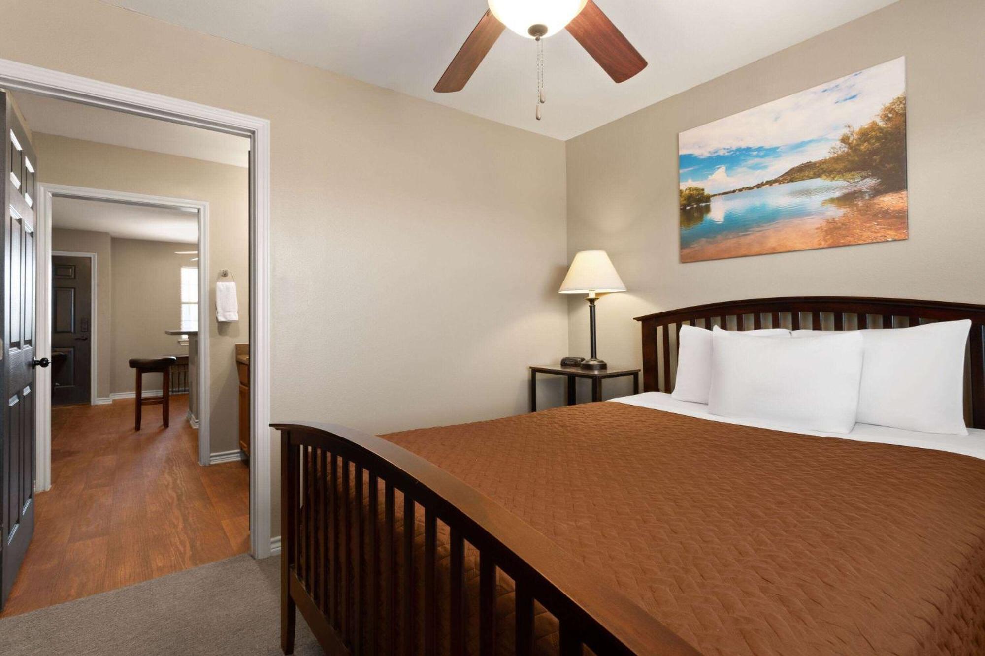 Eagle'S Den Suites Cotulla A Travelodge By Wyndham Buitenkant foto