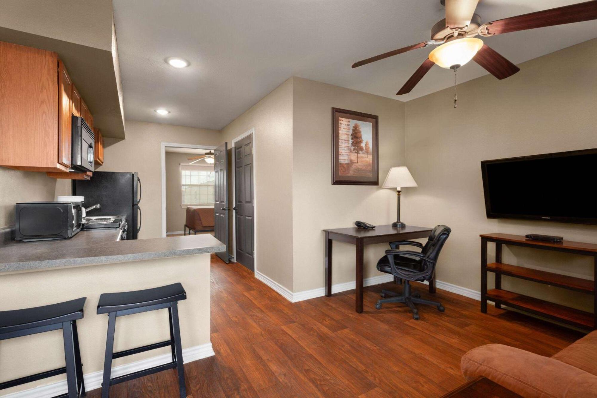 Eagle'S Den Suites Cotulla A Travelodge By Wyndham Buitenkant foto