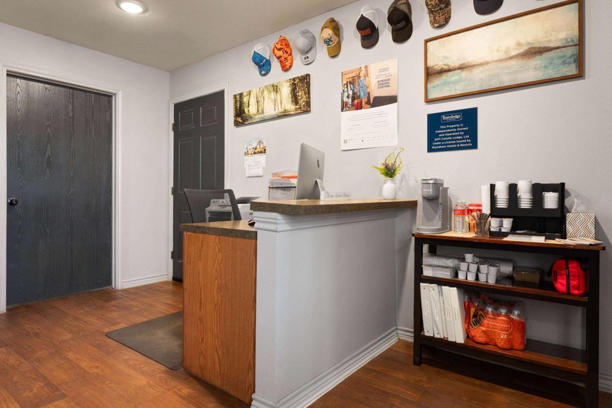 Eagle'S Den Suites Cotulla A Travelodge By Wyndham Buitenkant foto
