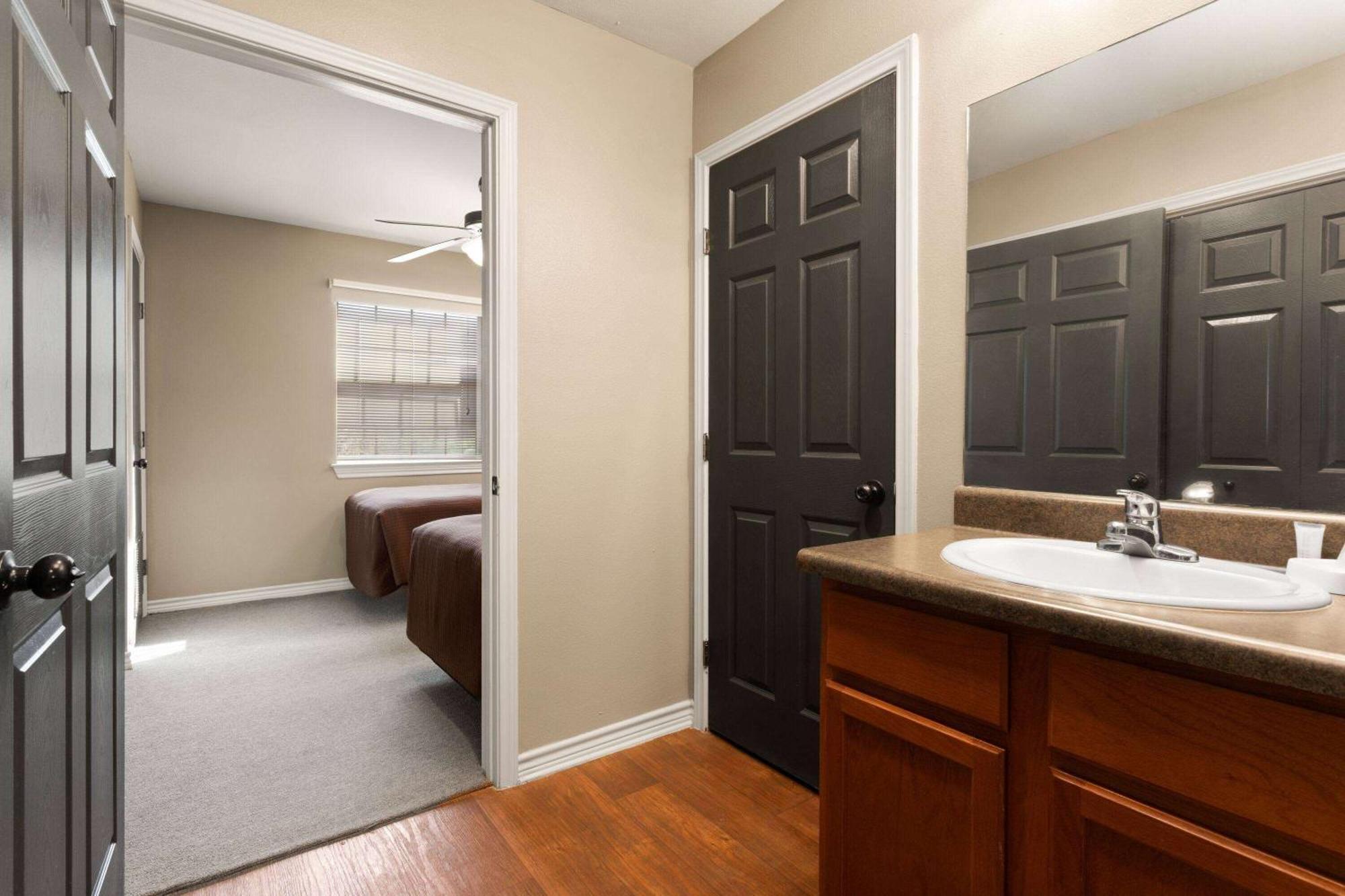 Eagle'S Den Suites Cotulla A Travelodge By Wyndham Buitenkant foto