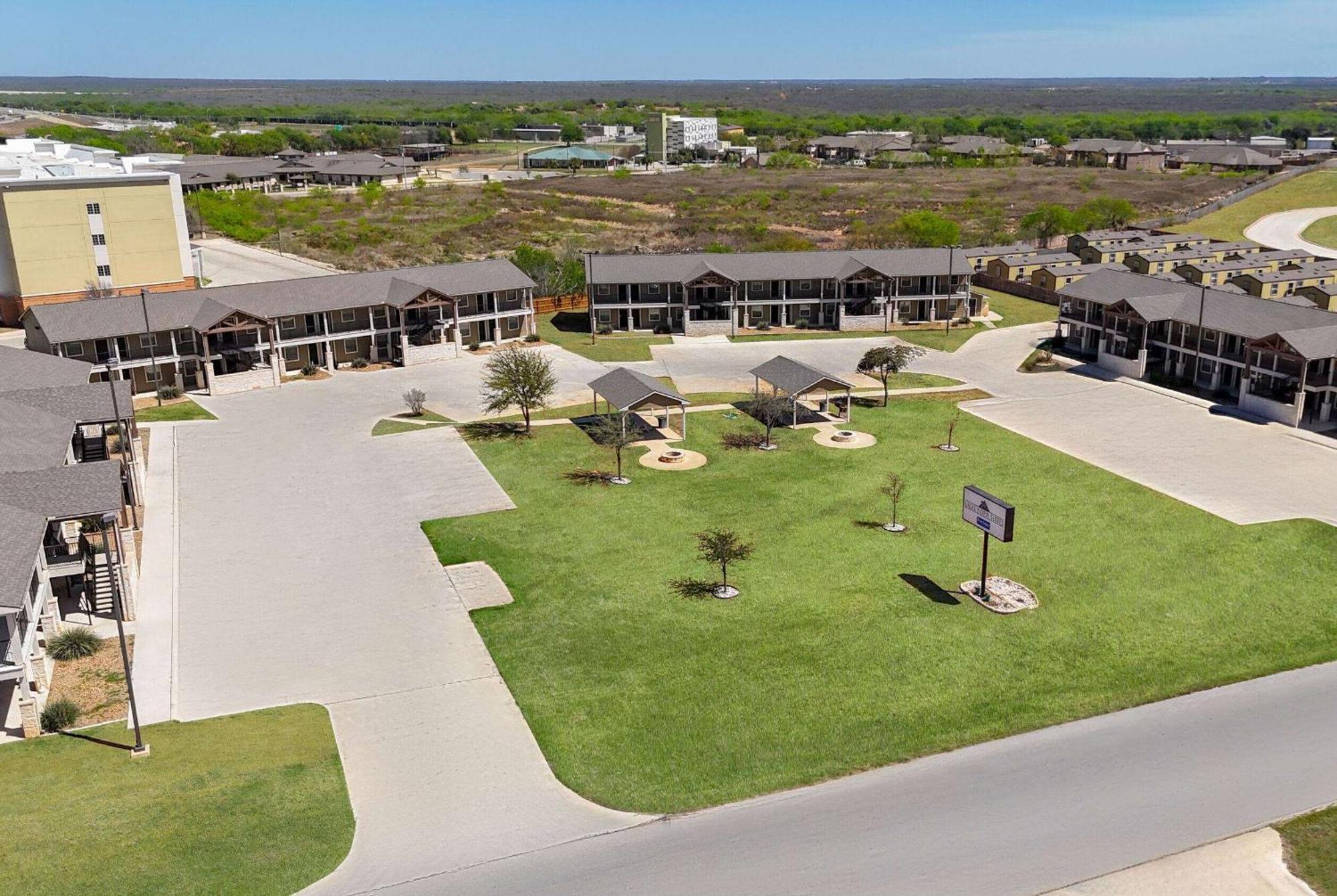 Eagle'S Den Suites Cotulla A Travelodge By Wyndham Buitenkant foto