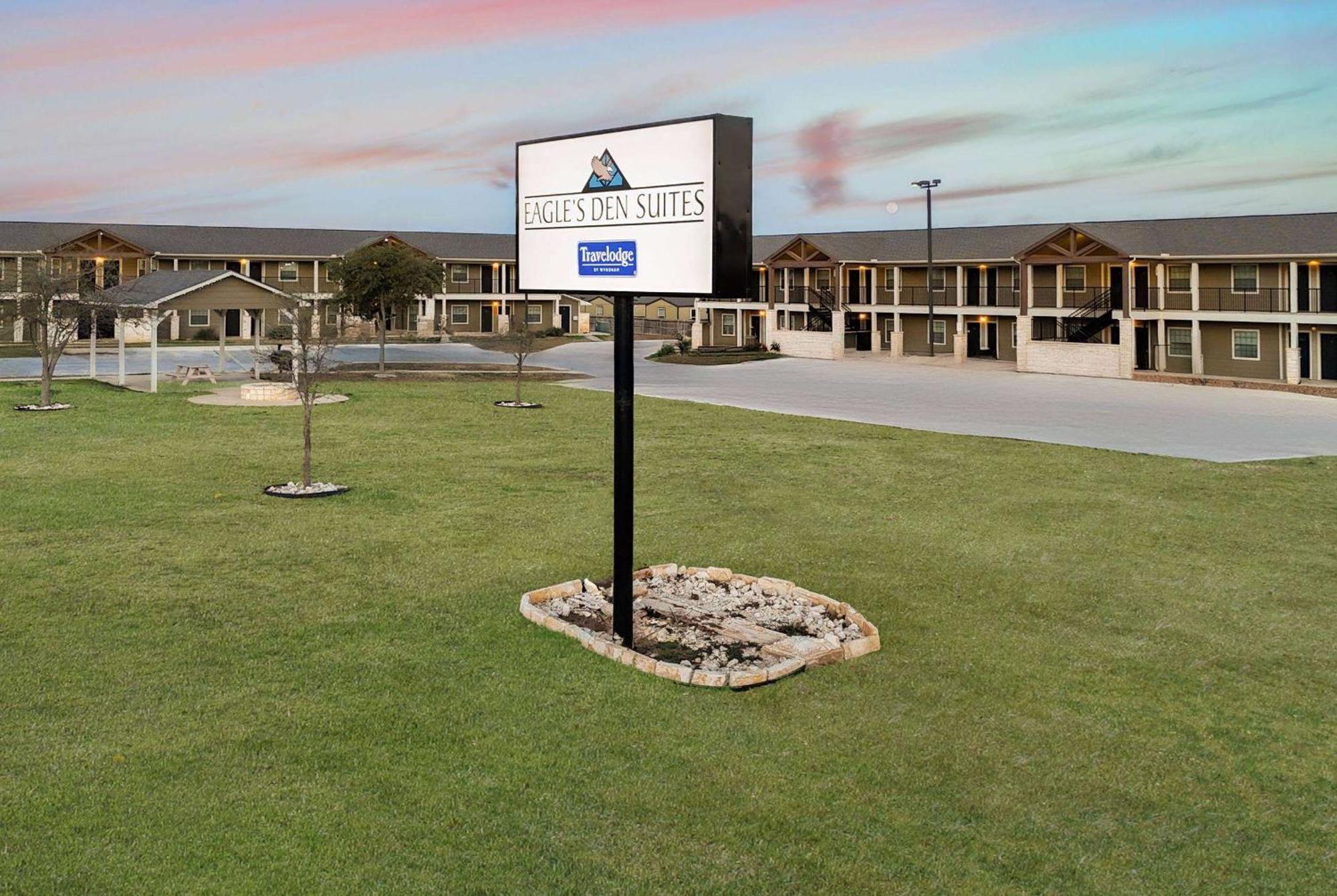 Eagle'S Den Suites Cotulla A Travelodge By Wyndham Buitenkant foto