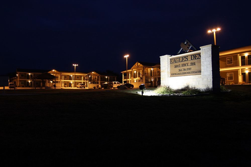 Eagle'S Den Suites Cotulla A Travelodge By Wyndham Buitenkant foto
