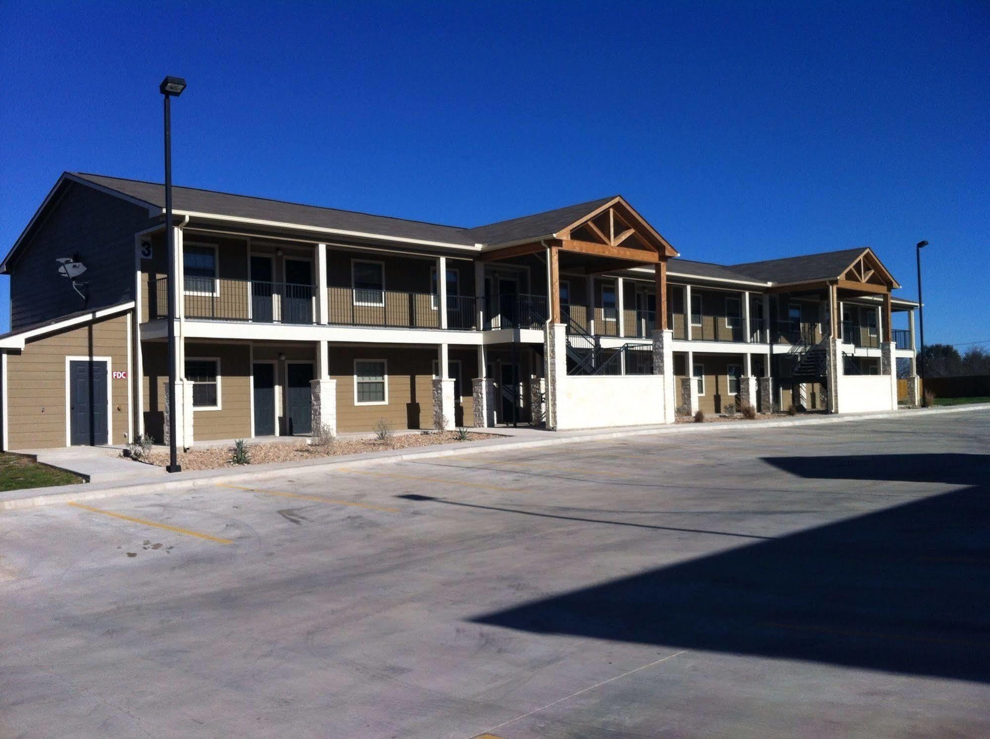 Eagle'S Den Suites Cotulla A Travelodge By Wyndham Buitenkant foto