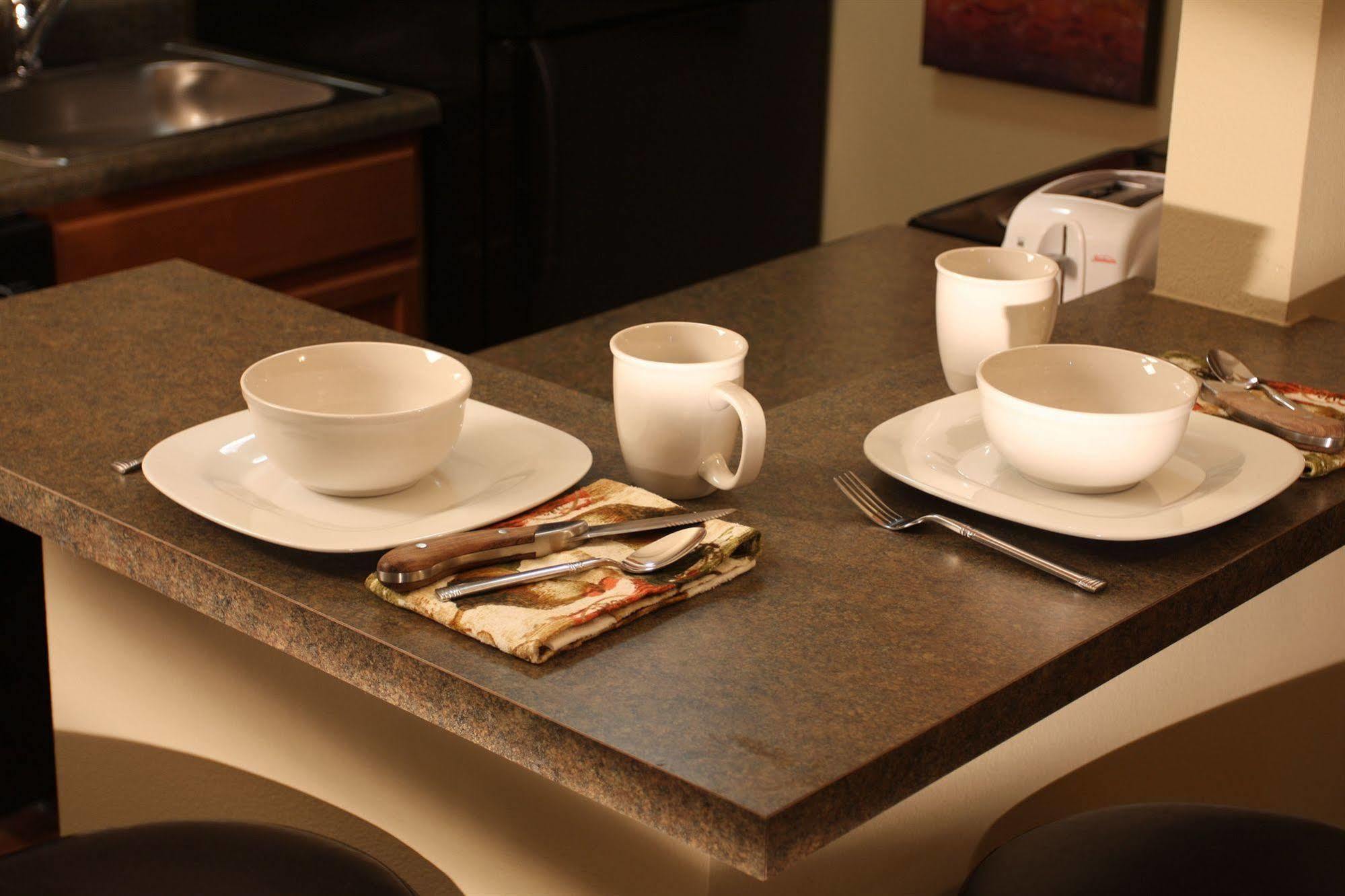 Eagle'S Den Suites Cotulla A Travelodge By Wyndham Buitenkant foto