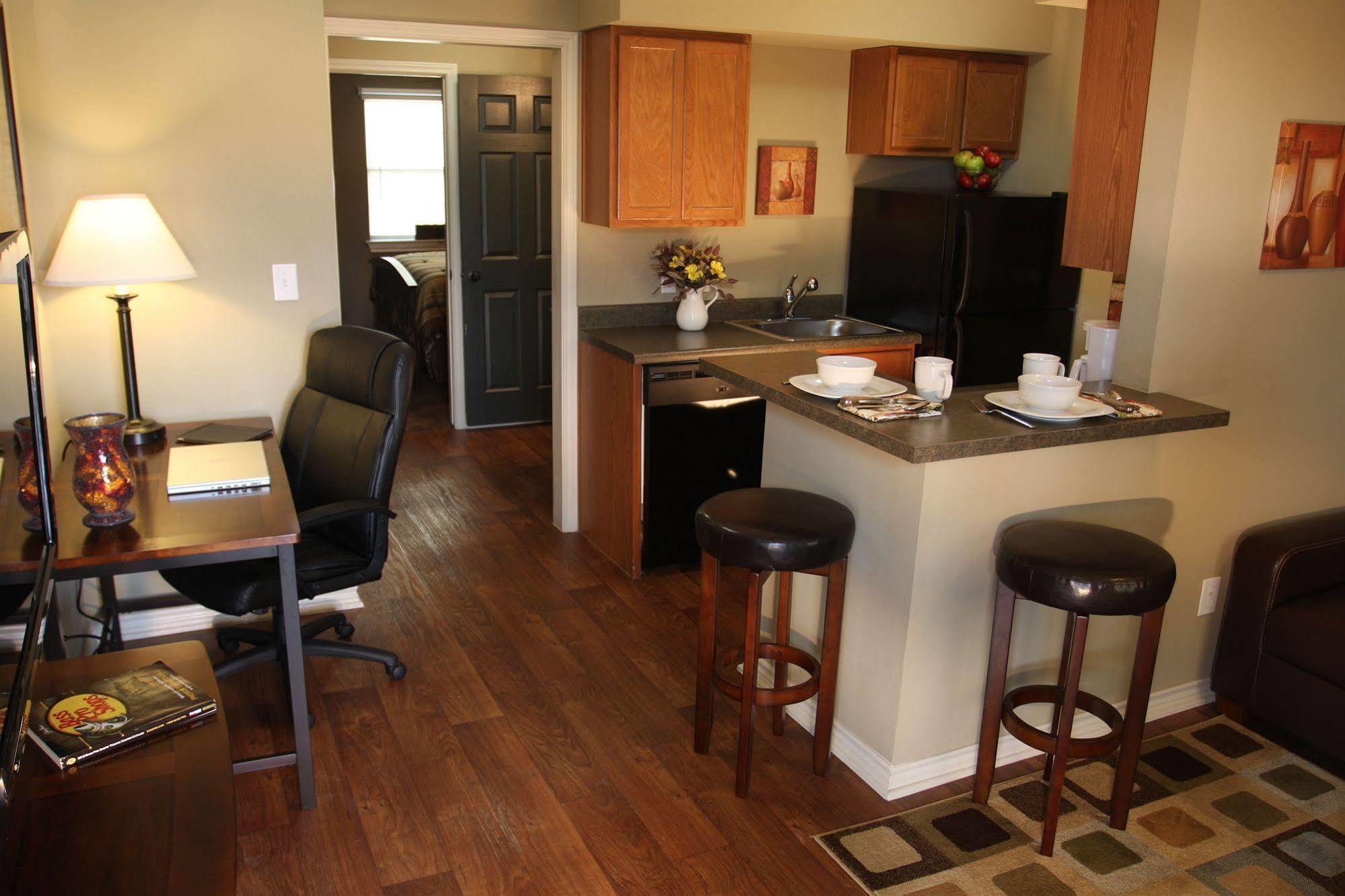 Eagle'S Den Suites Cotulla A Travelodge By Wyndham Buitenkant foto