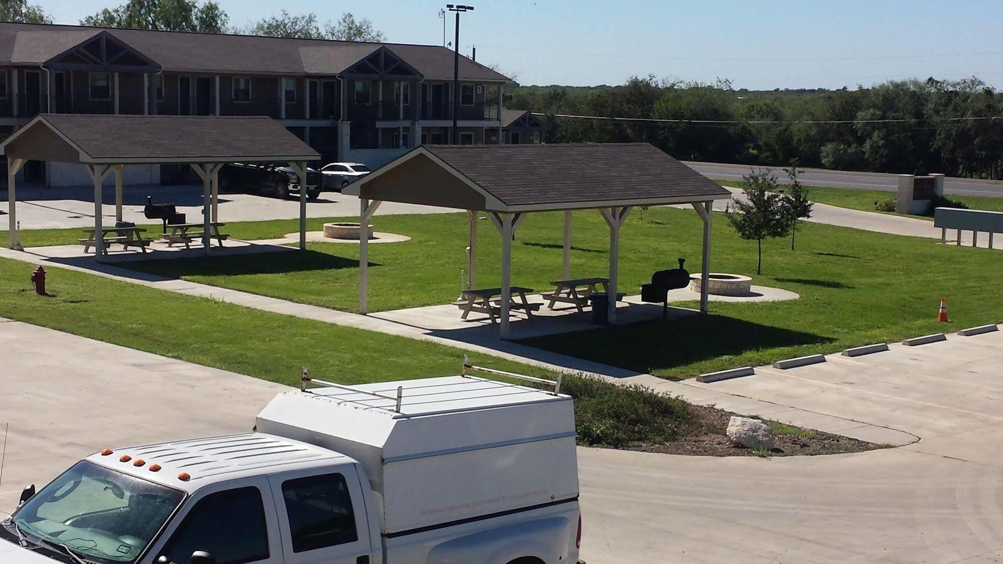 Eagle'S Den Suites Cotulla A Travelodge By Wyndham Buitenkant foto