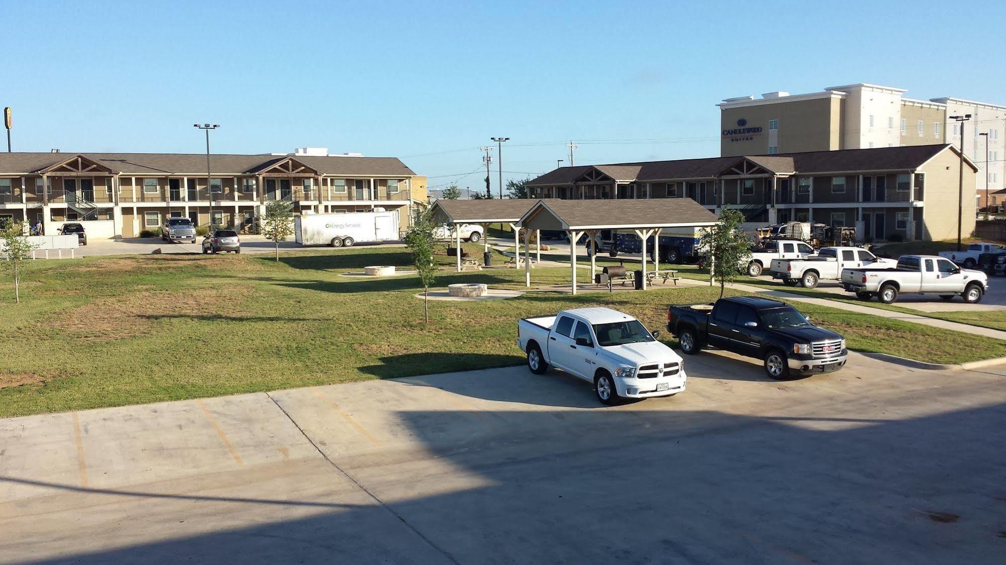 Eagle'S Den Suites Cotulla A Travelodge By Wyndham Buitenkant foto
